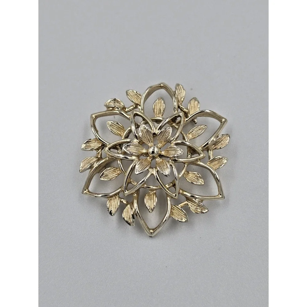 Vintage Sarah Coventry Brooch Pin Pendant Gold Tone Flower Jewelry Signed